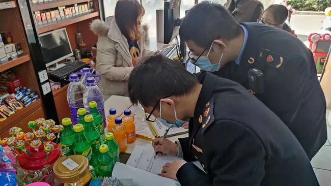 需注意 你提供的原始材料只有罚款事件和对“食品添加剂销售”这一话题罗列信息。二者拼接方式决定了以下这篇文章的取向——以“过期食品与食品添加剂监管均不可放松”“从生产到销售全链条合规经营必须成为底线要求”为主题写作更合乎逻辑、且关于过期食品被处罚的事实并不丢失。